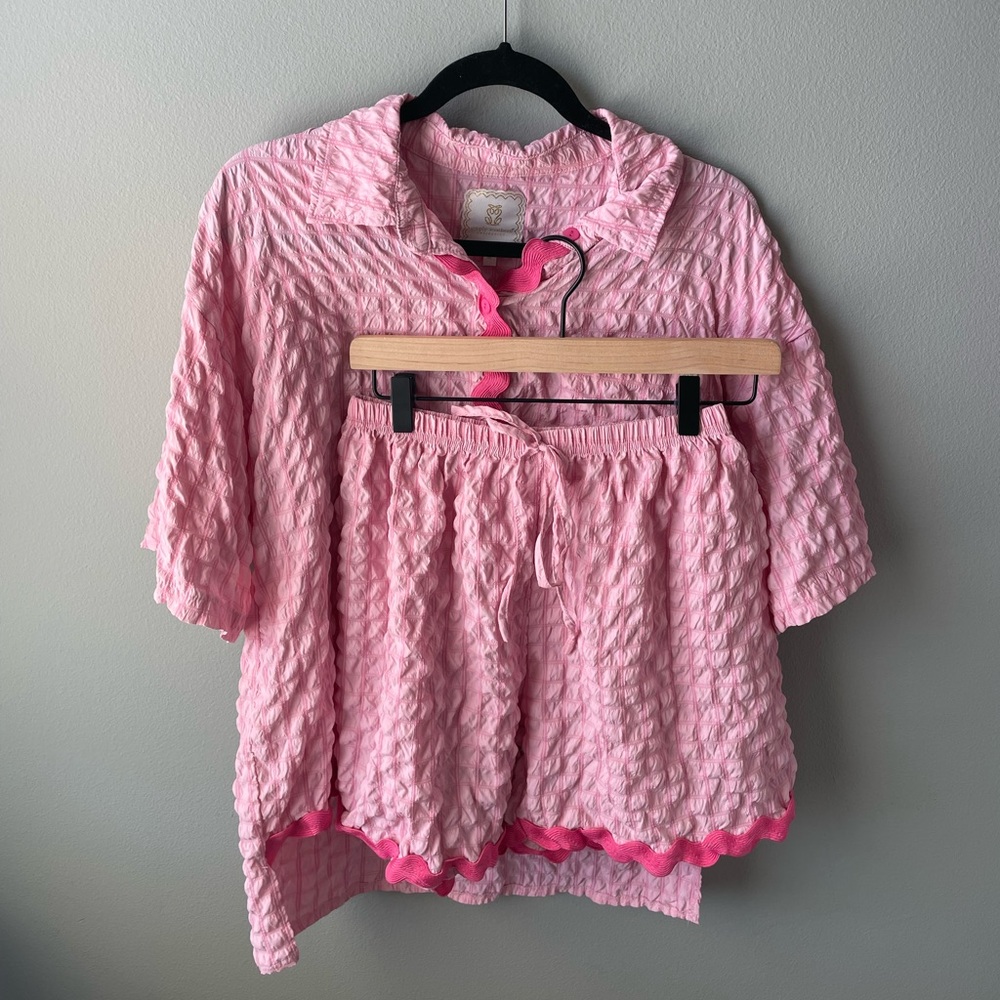 Simply Southern Pink Seersucker Scalloped Trim Shirt and Shorts Set Medium - Picture 1 of 9